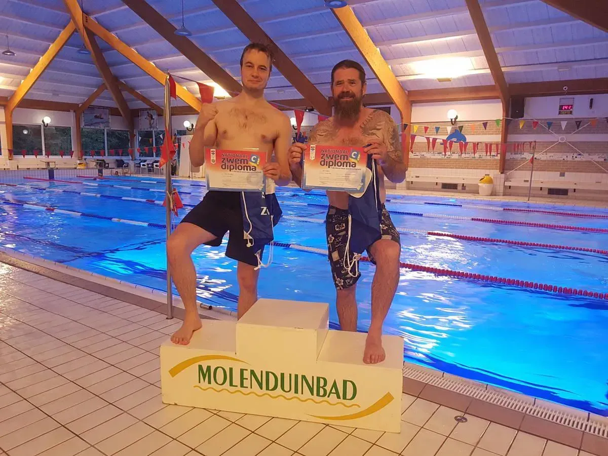 Jan en Timo voldoen aan de Nationale Norm Zwemveiligheid
