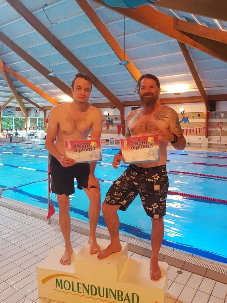 Jan (49) en Timo (36) halen zwemdiploma